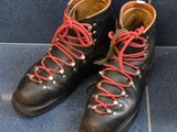 une paire de bottes noires avec des lacets rouges