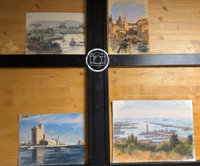 quatre tableaux accrochés au mur d'une pièce dotée d'une fenêtre