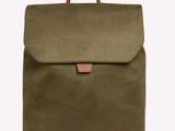 un sac à dos marron muni d'une poignée en cuir, sur fond blanc