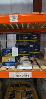 une étagère sur laquelle sont disposés de nombreux articles dans un magasin