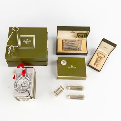 une image représentant une boîte contenant une montre et d'autres objets