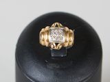 une image représentant une bague en or sertie d'un diamant au centre