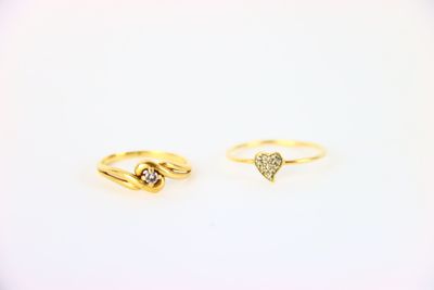 une paire de bagues en or serties de diamants