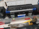 de nombreux outils posés sur un établi