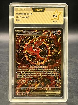 gros plan d'une carte pokemon dans un étui en plastique