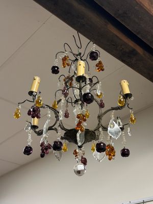 un lustre suspendu au plafond d'une pièce