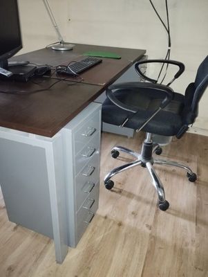 Un lot de mobilier de bureau :