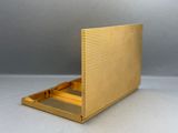 une boîte dorée posée sur une table