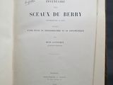 un livre ouvert sur lequel figure la photo en noir et blanc d’un homme