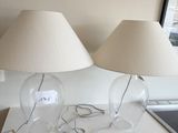 deux lampes posées sur une table dans une pièce