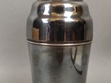 un shaker à cocktail plaqué argent sur fond blanc