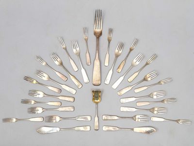 un grand nombre de fourchettes et de cuillères disposées en cercle