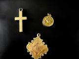 un gros plan d'une croix et d'une médaille sur une surface noire