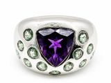 une image représentant une bague ornée d'un améthorate violet entouré de pierres vertes et blanches