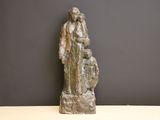 statue représentant un homme et une femme assis sur un rocher posé sur une table