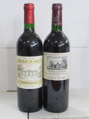 deux bouteilles de vin posées l'une à côté de l'autre sur une table