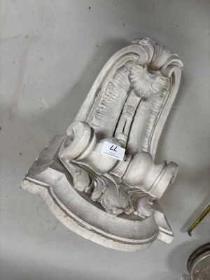une statue représentant une femme tenant un bébé sur une chaise