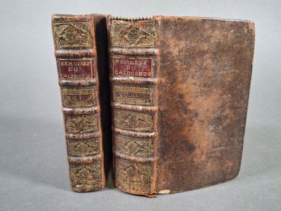 une vieille paire de livres posés l'un sur l'autre