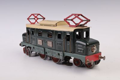 un petit train sur une surface blanche avec un fond blanc