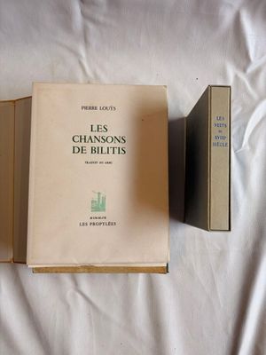deux livres posés l'un à côté de l'autre sur un lit
