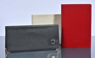 Deux portefeuilles en cuir : l'un noir de marque DUNHILL et …