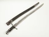 une paire de sabres de samouraï japonais avec leurs fourreaux en cuir noir, sur fond blanc