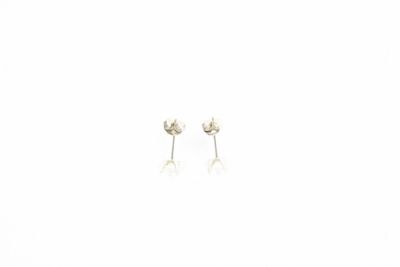 une paire de boucles d'oreilles posée sur une table
