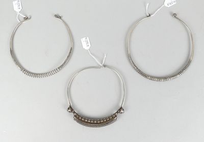 trois boucles d'oreilles en anneau argentées ornées de perles sur fond blanc