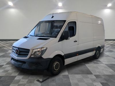 la photo d'une camionnette blanche garée dans une grande pièce
