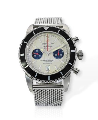 un gros plan d'une montre sur une surface blanche avec un fond blanc
