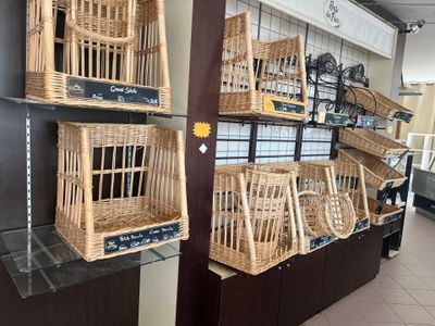les nombreux paniers qui se trouvent sur les étagères du magasin