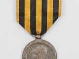 gros plan d'une médaille sur une surface blanche