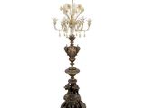 un grand lustre en bronze et en verre orné de fleurs, posé sur un socle