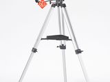 un télescope posé sur un trépied, sur fond blanc