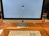un écran d'ordinateur posé sur un bureau avec un clavier et une souris