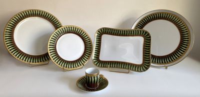 trois assiettes et une tasse posées sur une table