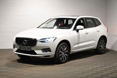 Un SUV Volvo blanc est garé dans un garage
