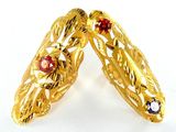 paire de bracelets manchette dorés ornés de pierres rouges et bleues