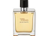 le flacon d'eau de toilette « Terre d'Hermès » sur fond blanc