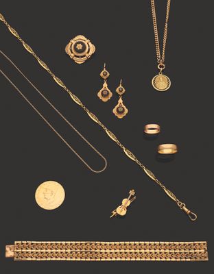 une collection de bijoux en or comprenant un collier, un bracelet et une bague