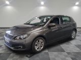 la voiture grise est garée dans le garage sur un sol en damier