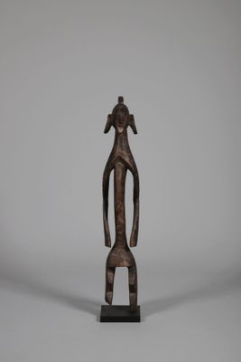 Figure aux oreilles distendues