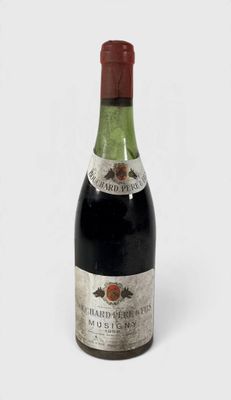 une bouteille de vin posée sur une table
