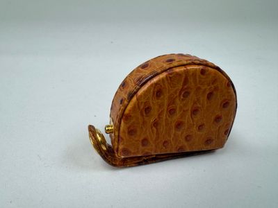 porte-monnaie en cuir d'autruche marron avec des finitions dorées
