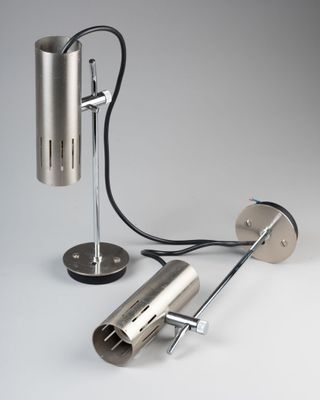 une photo représentant une lampe de table et un pied de lampe posés sur une surface blanche
