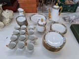 une table sur laquelle sont posées de nombreuses assiettes et tasses