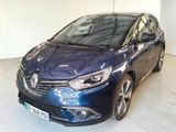 l'avant d'une voiture bleue garée dans un garage