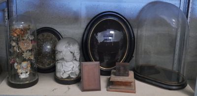 une étagère sur laquelle sont disposés de nombreux objets en verre et des pierres