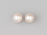 une paire de boucles d'oreilles en perles sur fond gris