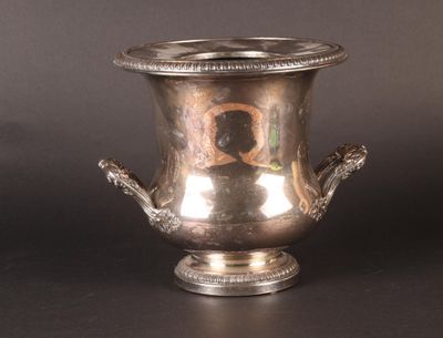 Seau à champagne en métal et bronze argenté à décor de spire…